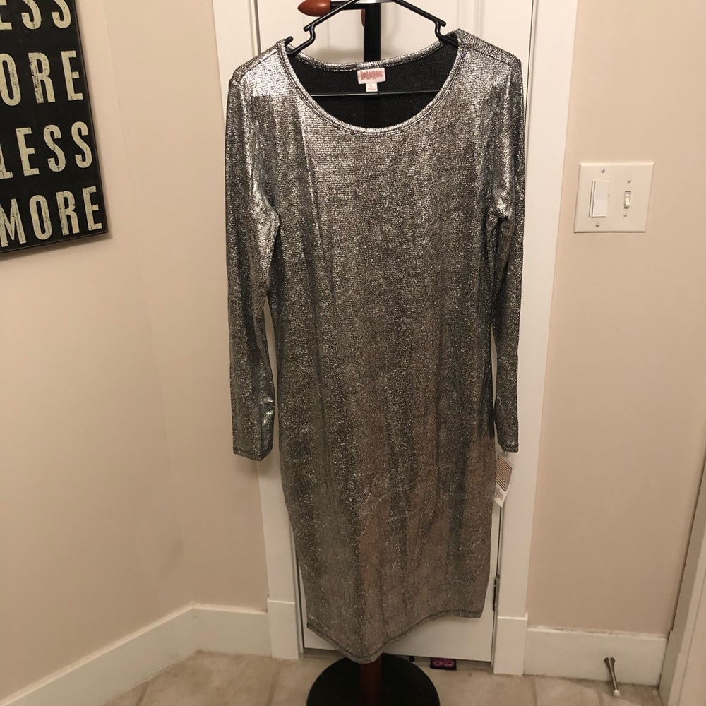 NWT Silver Elegant Lularoe Debbie (L)
